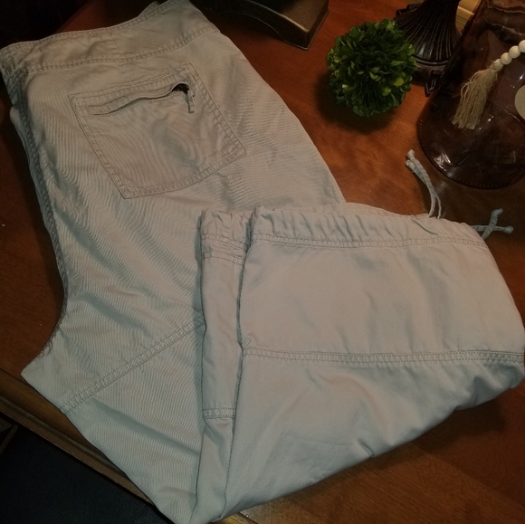 Carolina Blues Women's Khaki Capri Pants (16W) - Picture 2 of 8